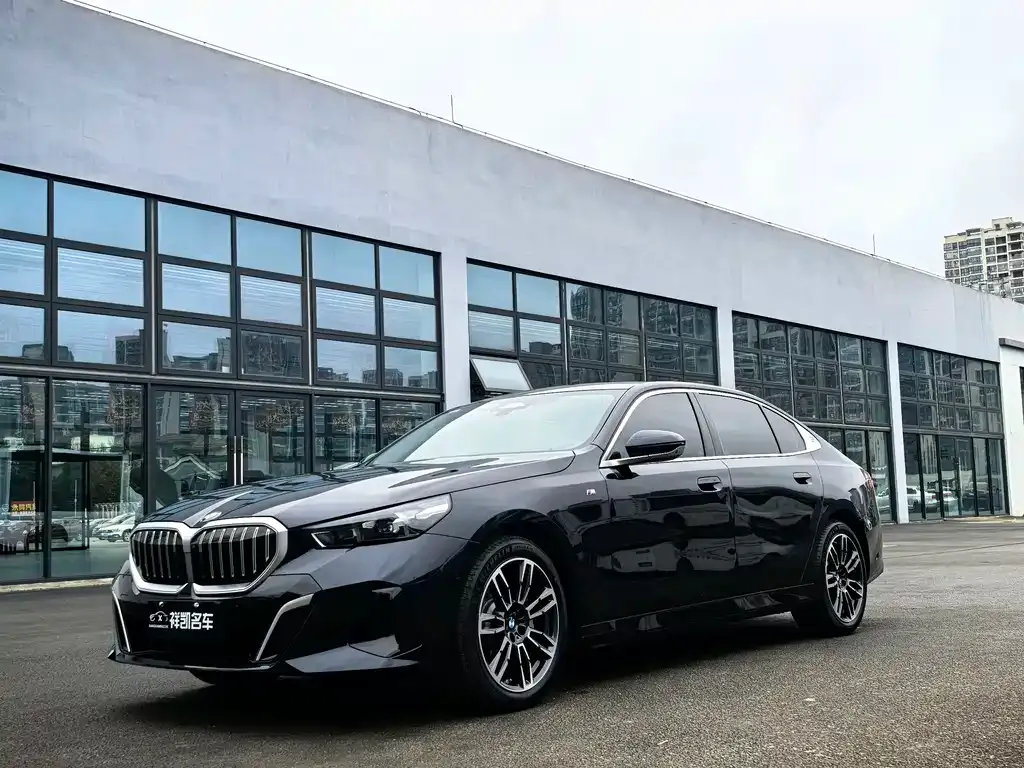 BMW 5 Series — фото 1