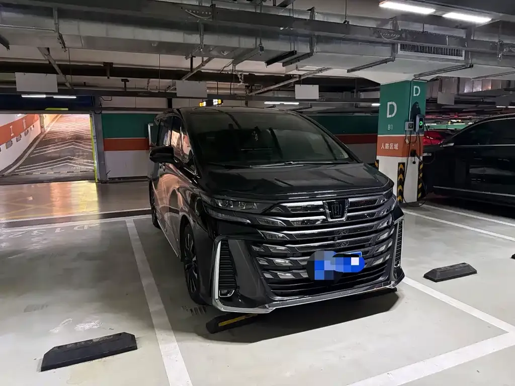 Toyota Vellfire — фото 1