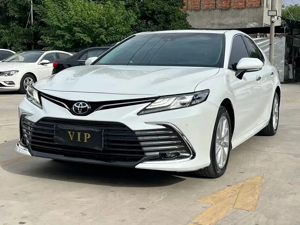 Toyota Camry — фото 1
