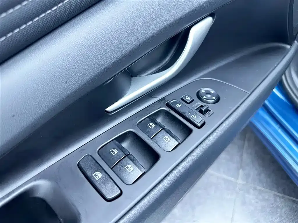 Hyundai Elantra — фото 5