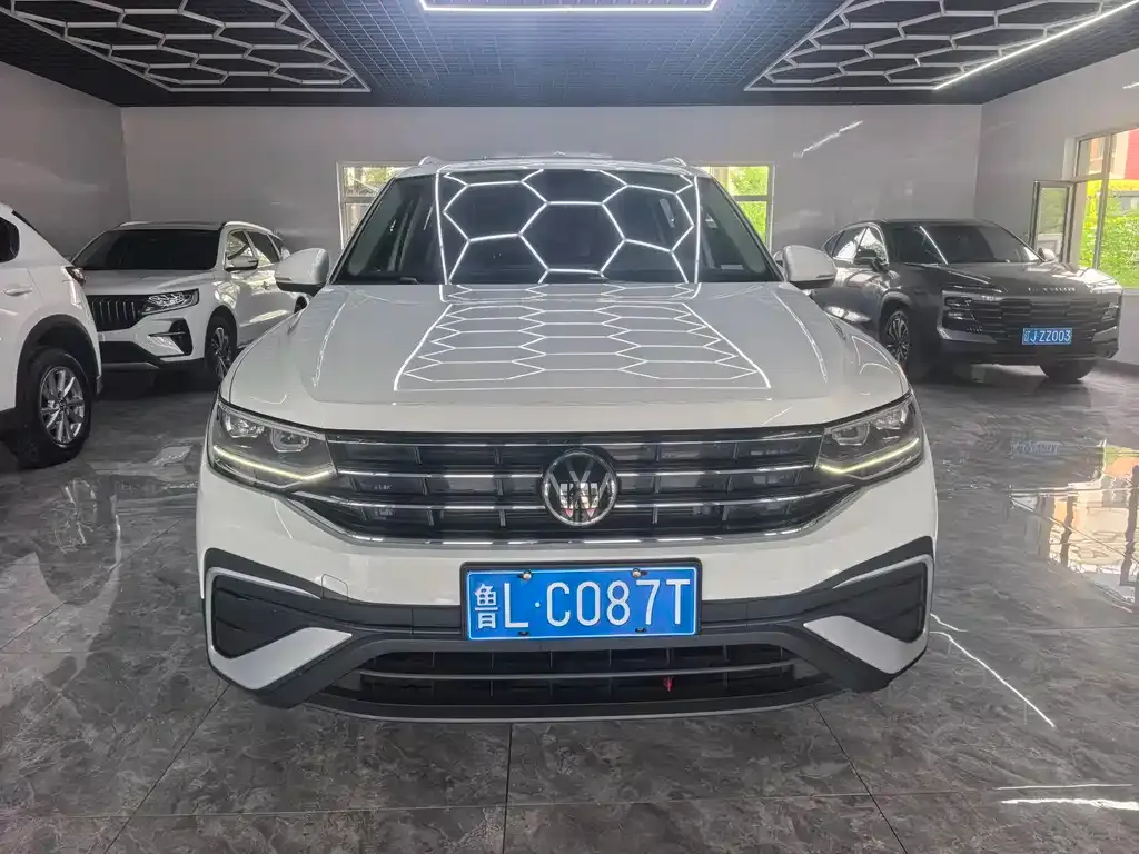 Volkswagen Tiguan L — фото 1