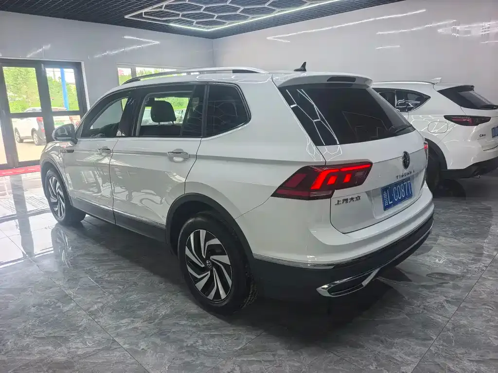 Volkswagen Tiguan L — фото 3