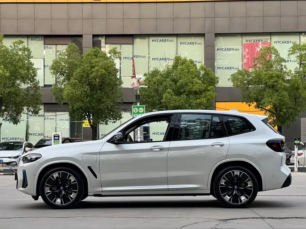 BMW iX3 — фото 10