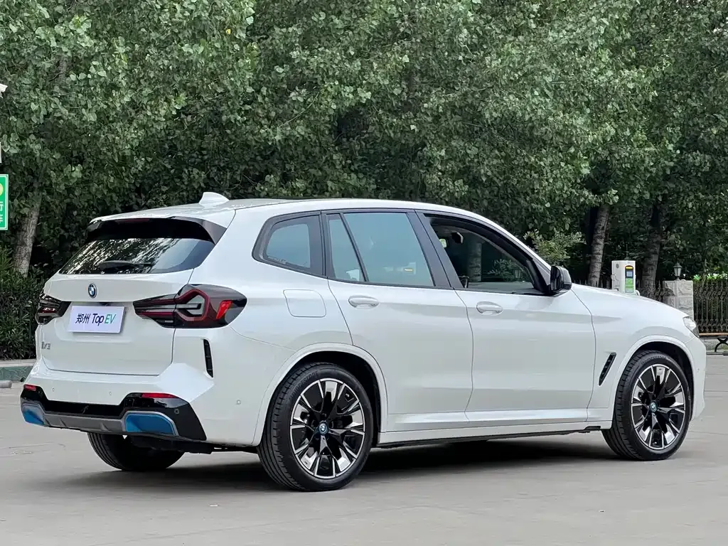 BMW iX3 — фото 9