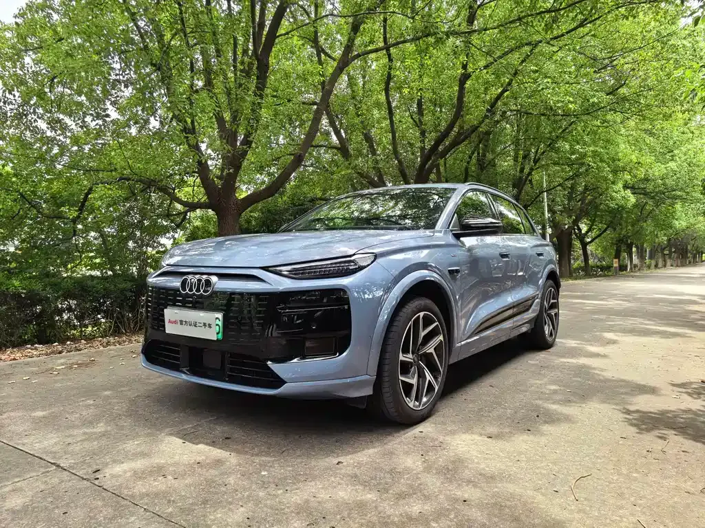 Audi Q6L e-tron — фото 1