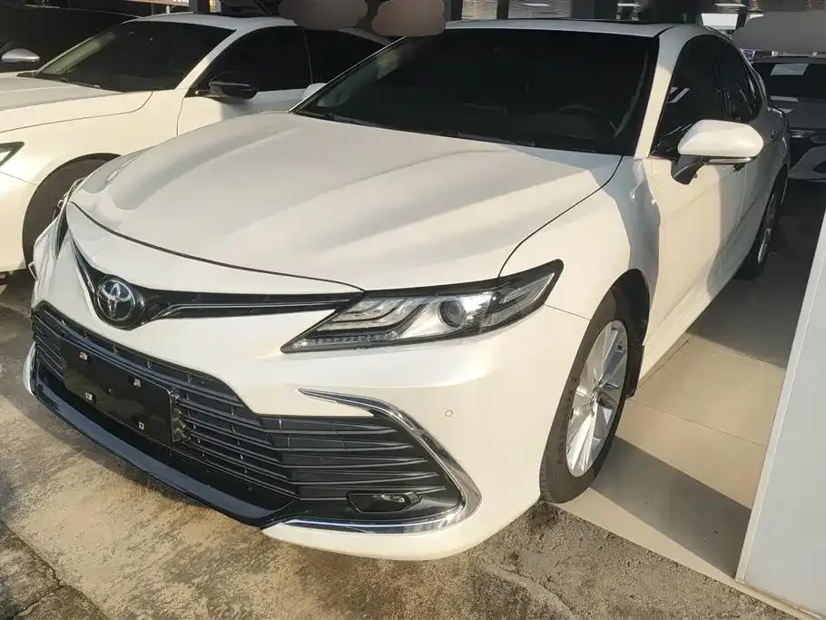 Toyota Camry — фото 1