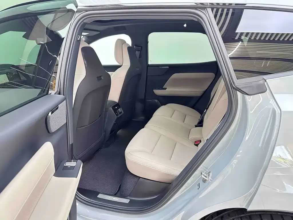 Volvo XC70 Plug-in Hybrid — фото 8