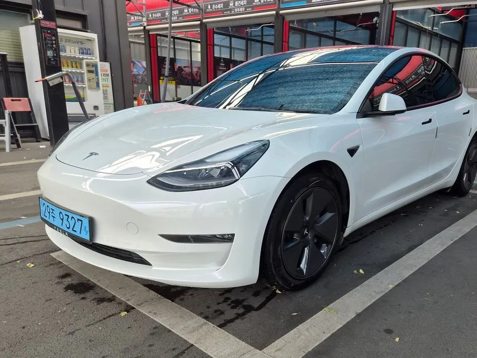 Tesla Model 3 — фото 1