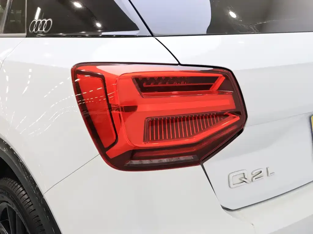 Audi Q2L — фото 5