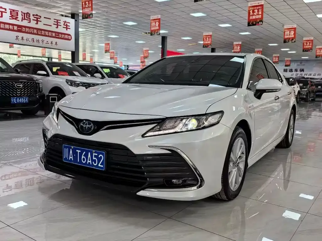 Toyota Camry — фото 1