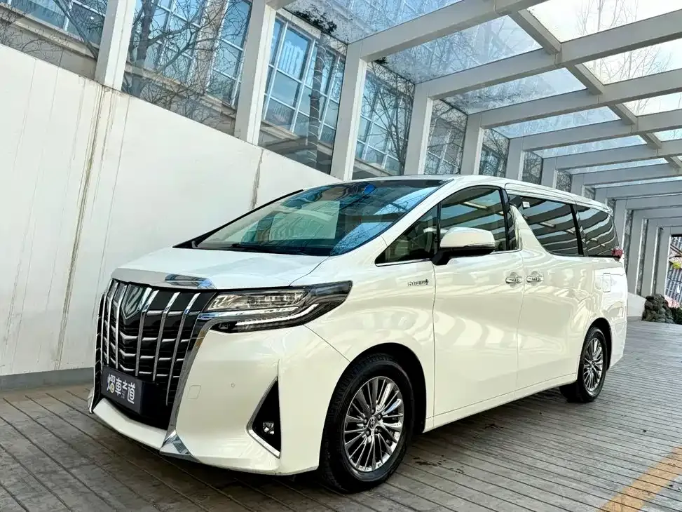 Toyota Alphard — фото 1