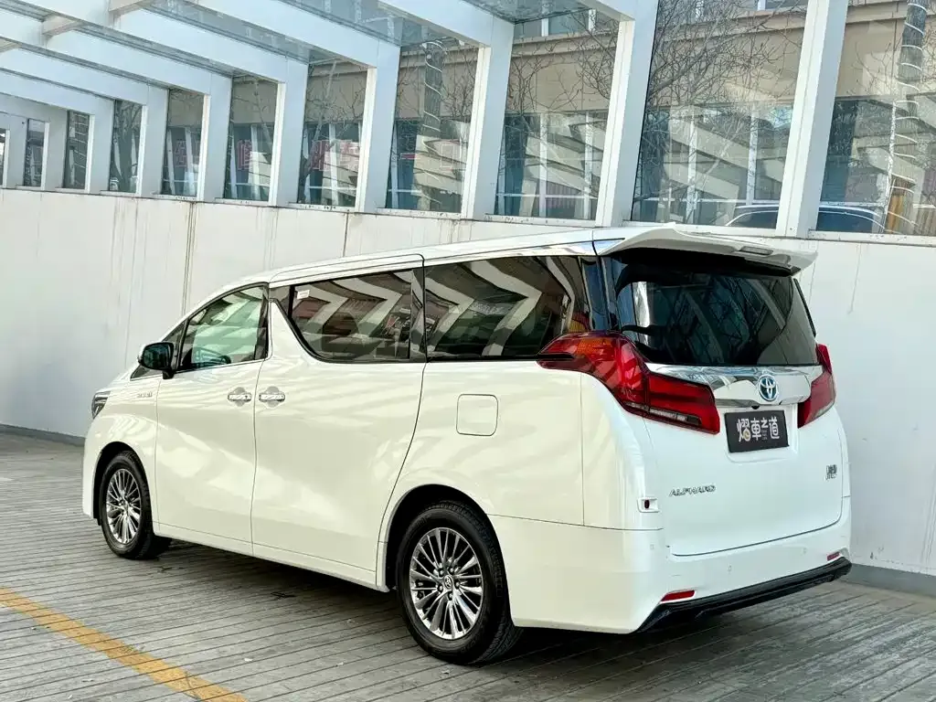 Toyota Alphard — фото 8