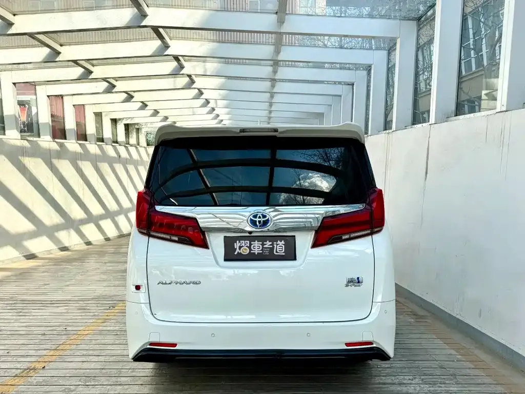 Toyota Alphard — фото 2