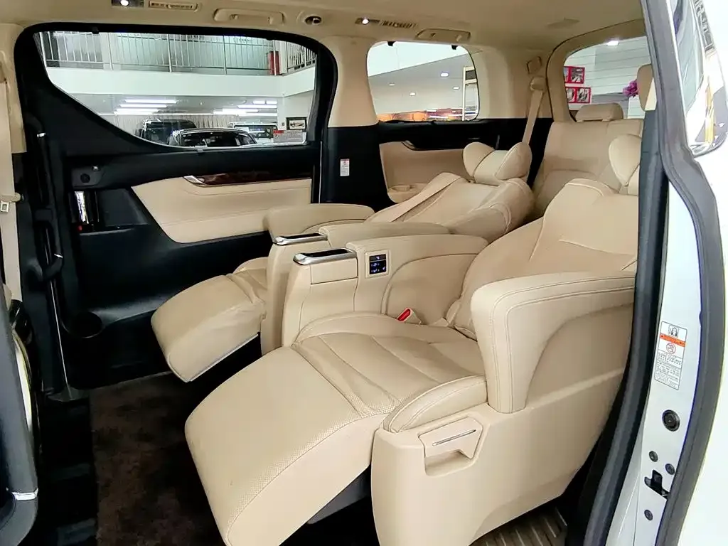 Toyota Alphard — фото 9