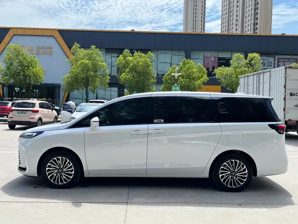 Buick GL8 Hybrid — фото 2