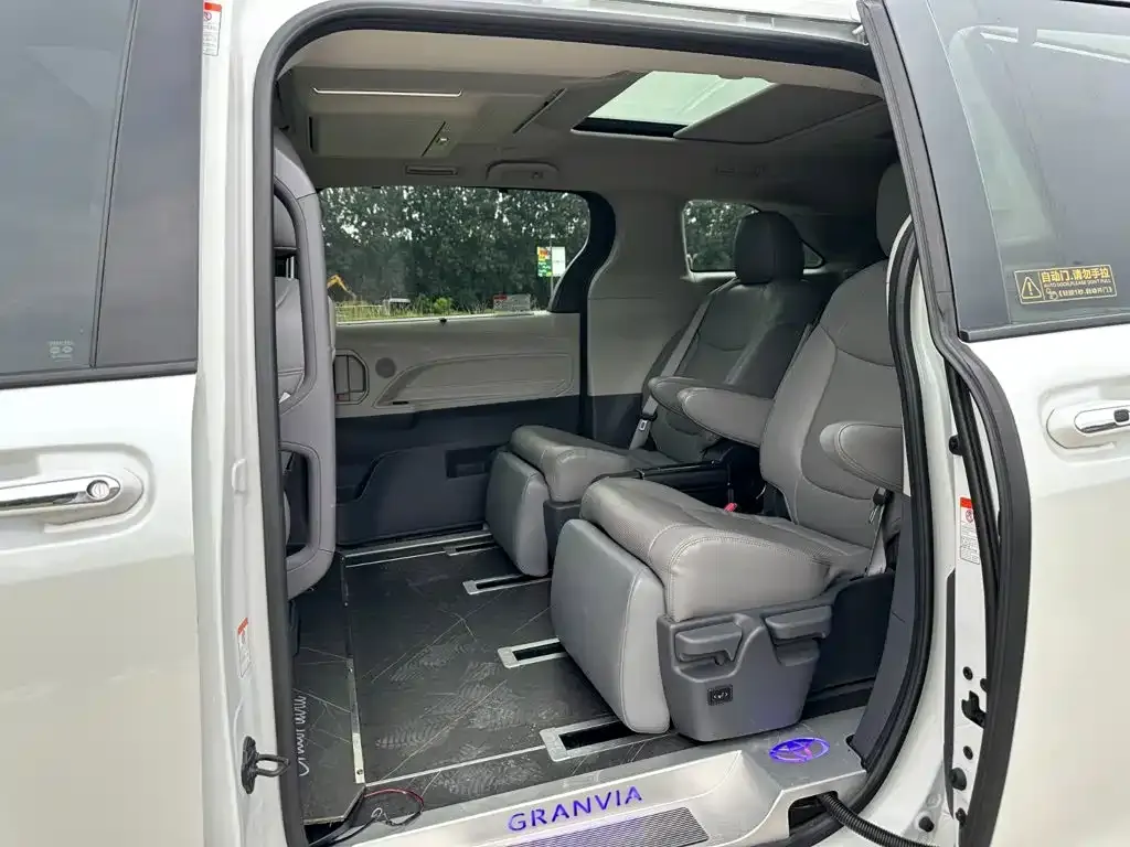 Toyota Granvia — фото 7