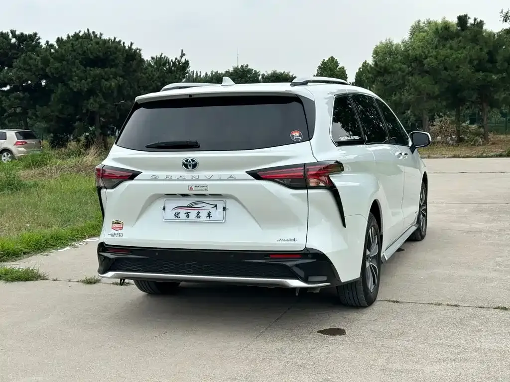 Toyota Granvia — фото 8