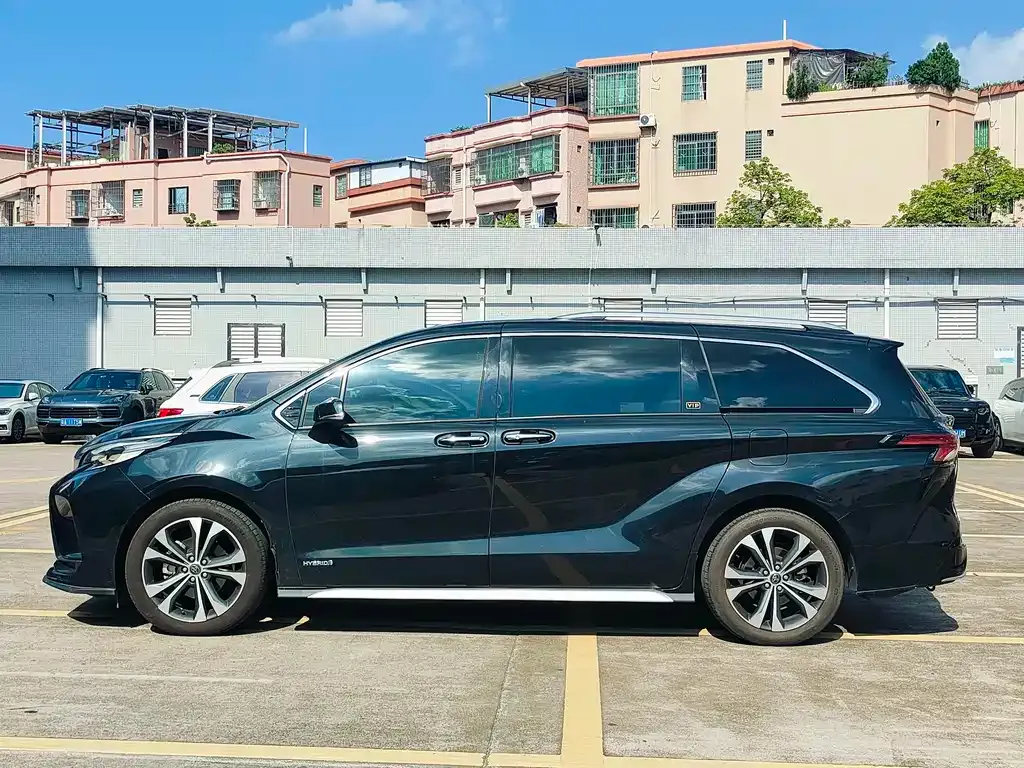 Toyota Granvia — фото 7