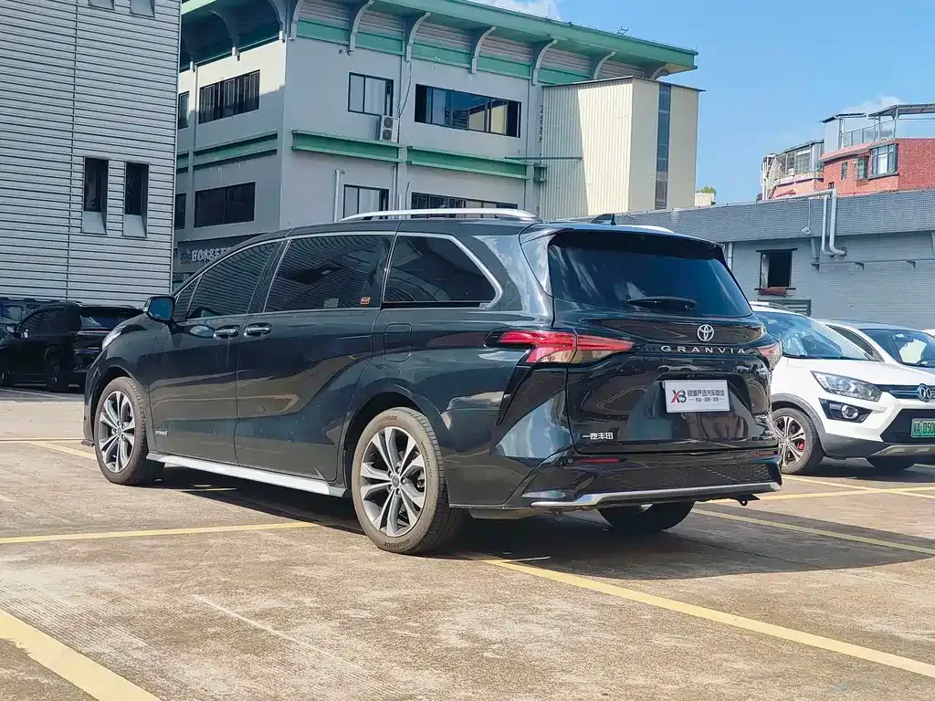 Toyota Granvia — фото 4