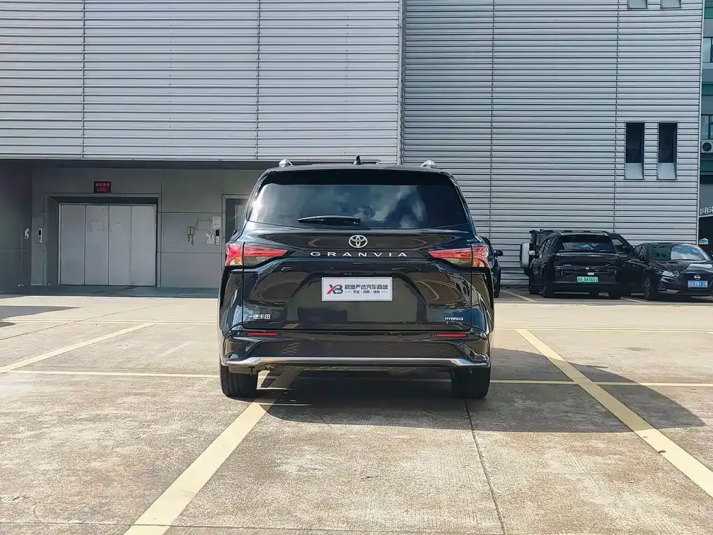 Toyota Granvia — фото 9