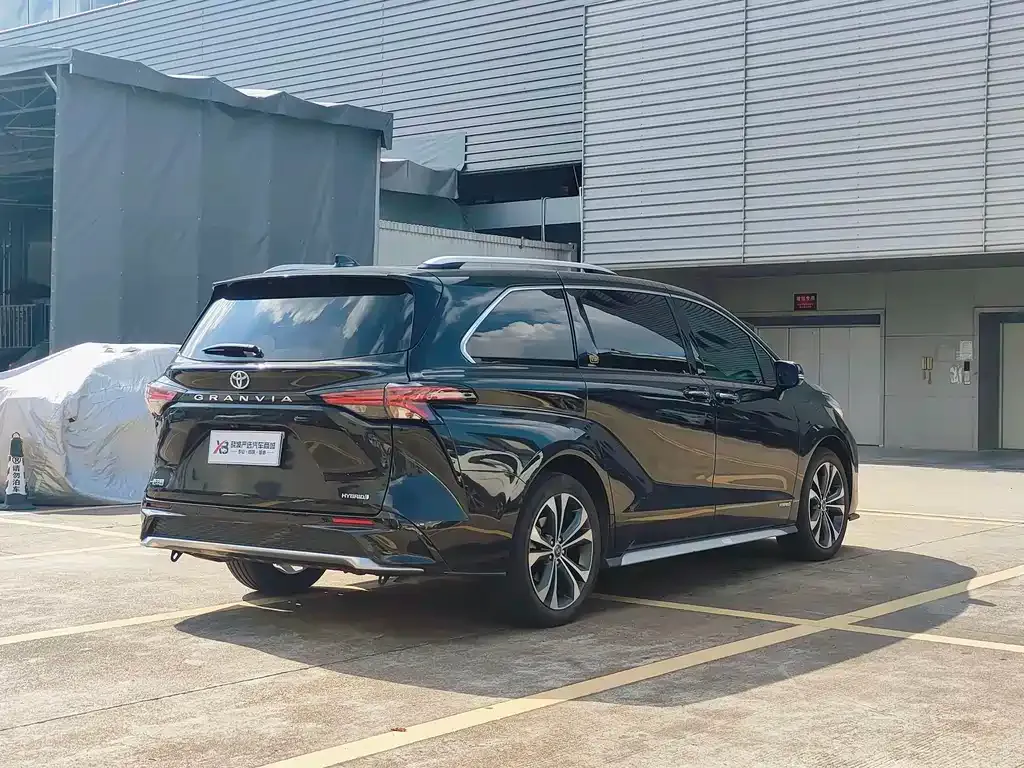 Toyota Granvia — фото 10