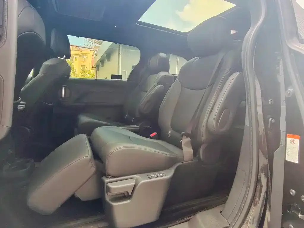 Toyota Granvia — фото 2