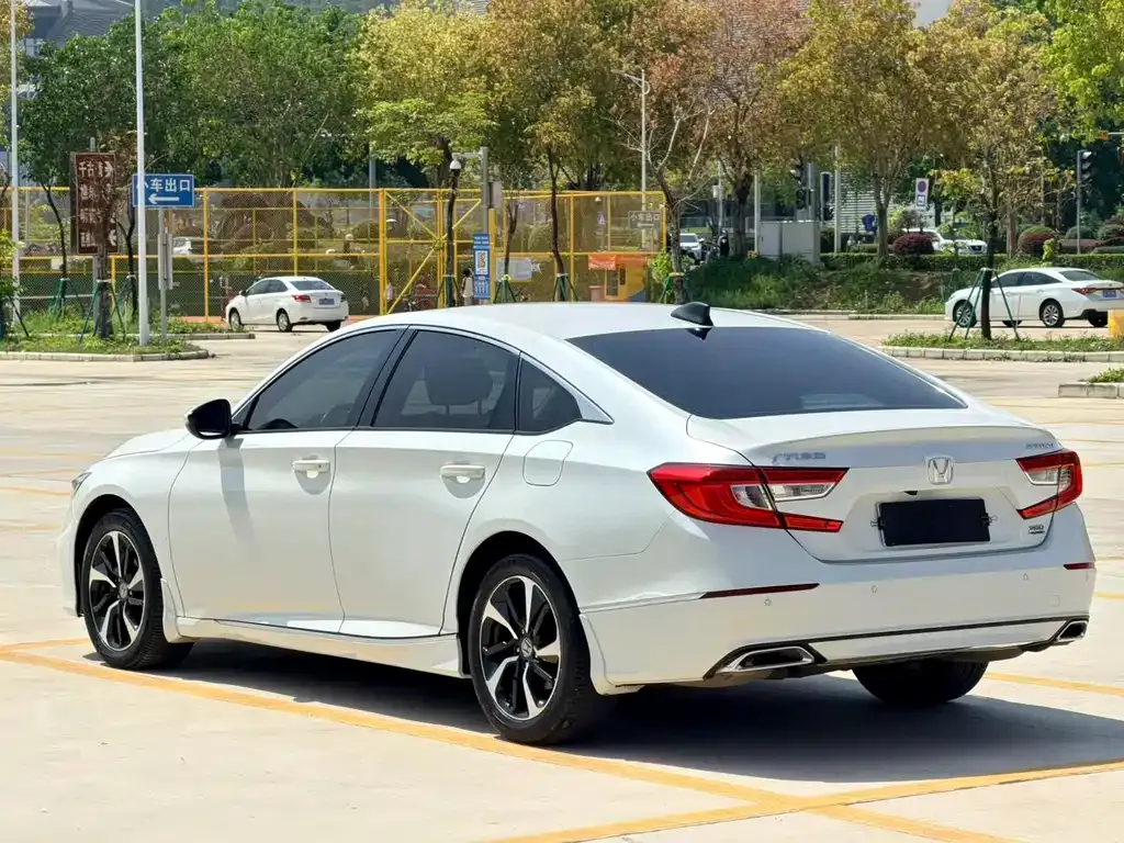 Honda Accord — фото 10