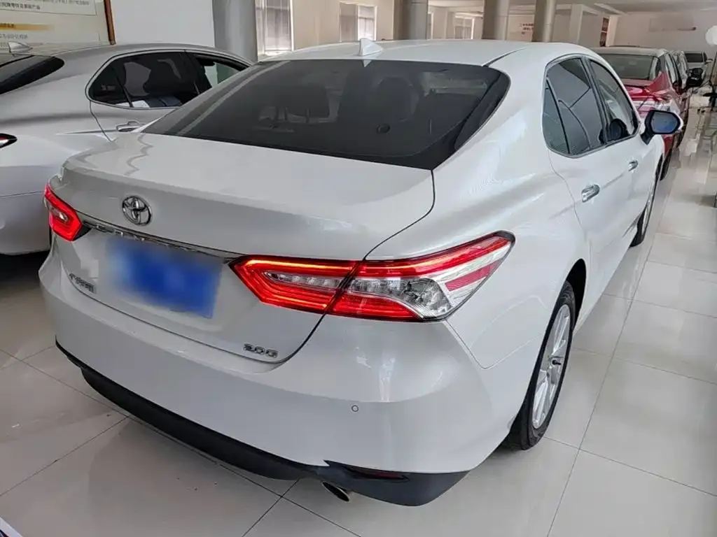 Toyota Camry — фото 5