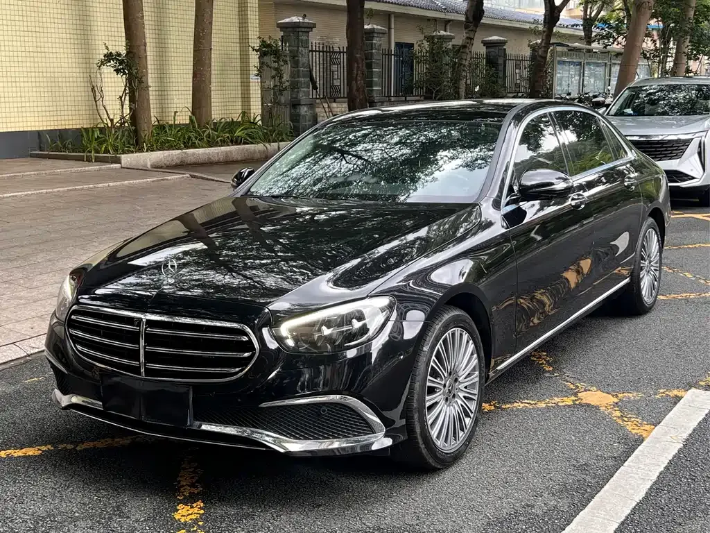 Mercedes-Benz E-Class — фото 1