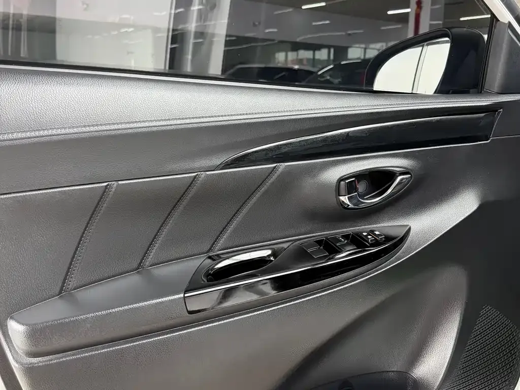 Toyota Yaris L — фото 8