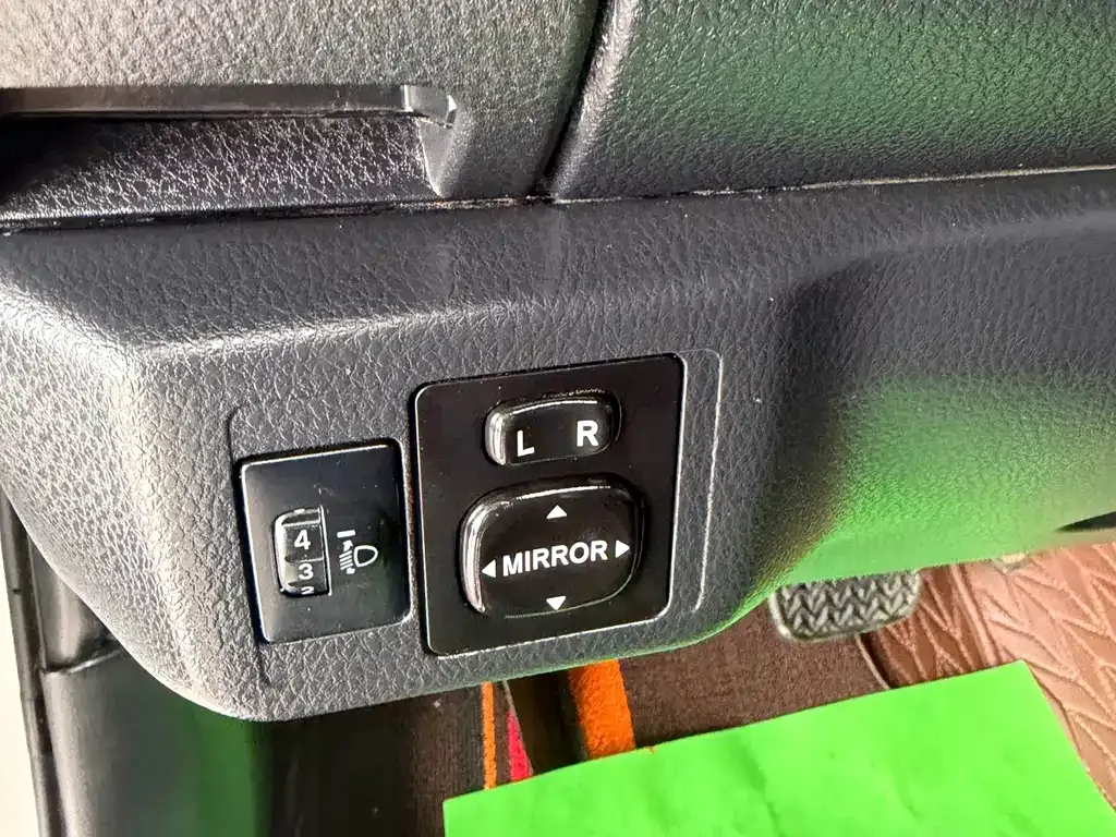 Toyota Yaris L — фото 10