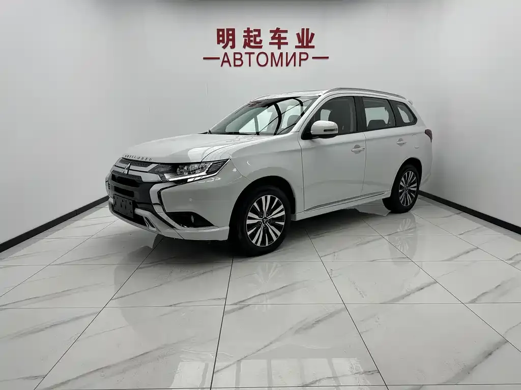Mitsubishi Outlander — фото 1