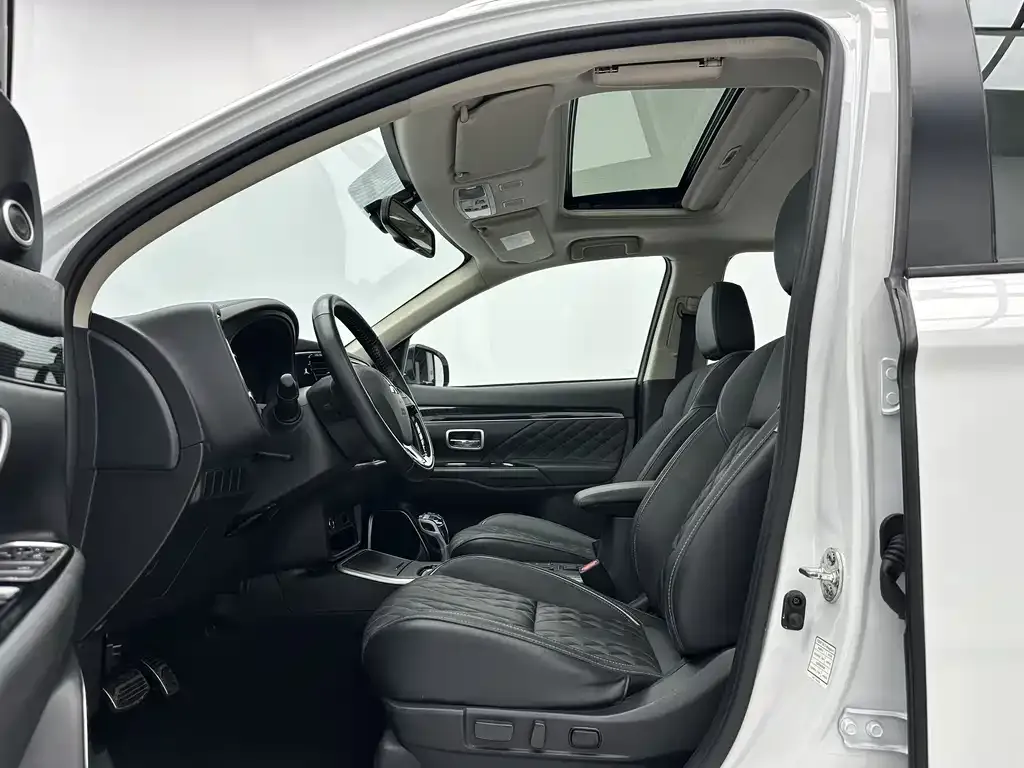 Mitsubishi Outlander — фото 10