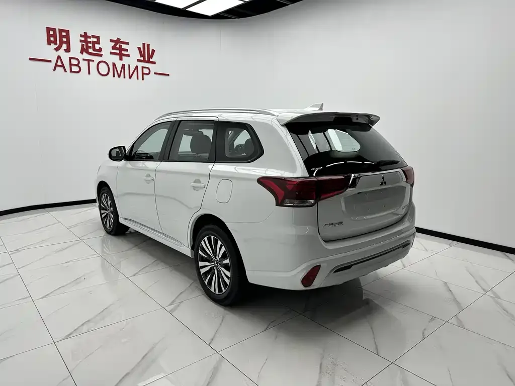 Mitsubishi Outlander — фото 4
