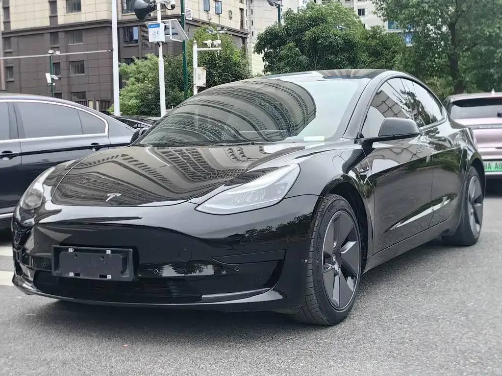 Tesla Model 3 — фото 1