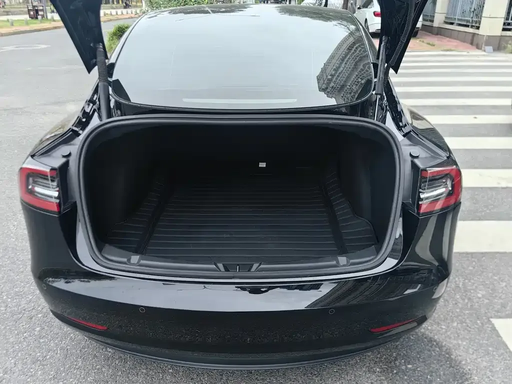 Tesla Model 3 — фото 9
