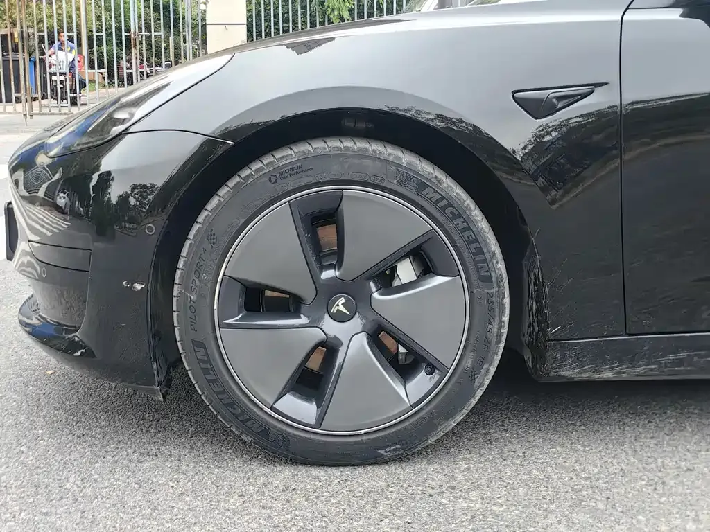 Tesla Model 3 — фото 10