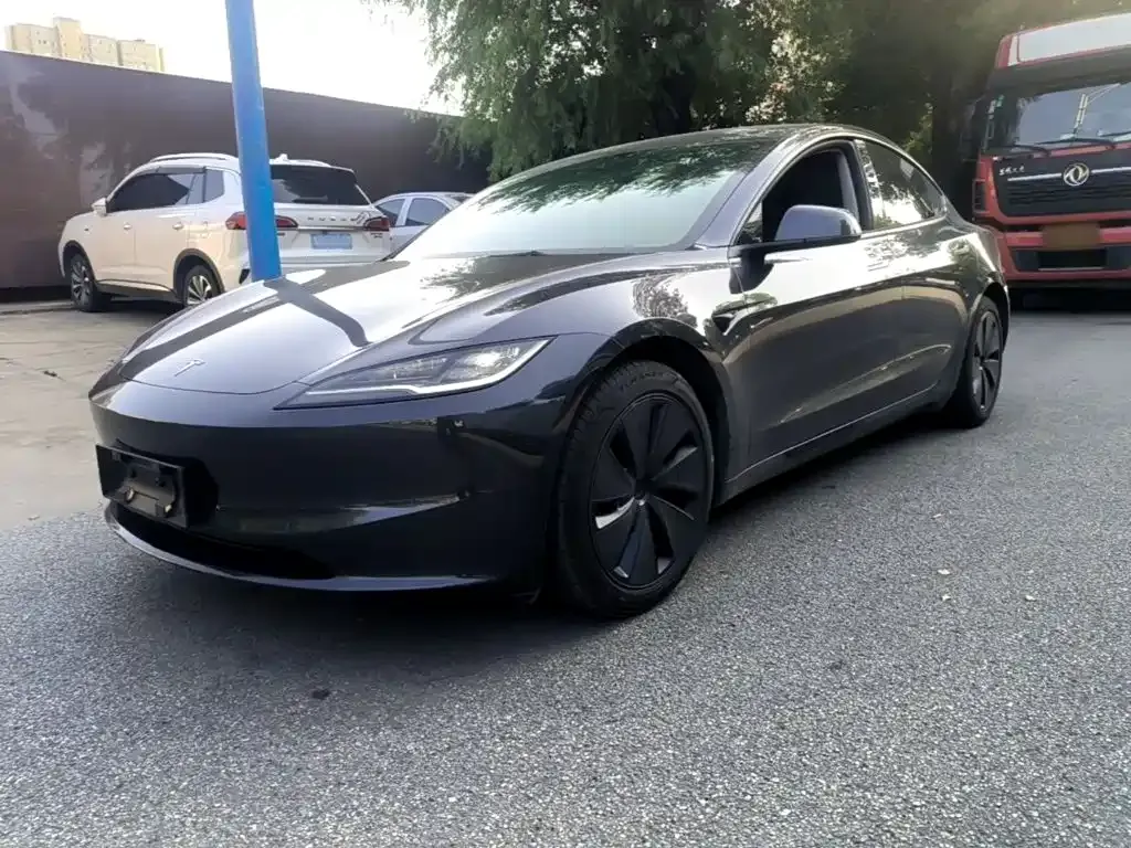 Tesla Model 3 — фото 1