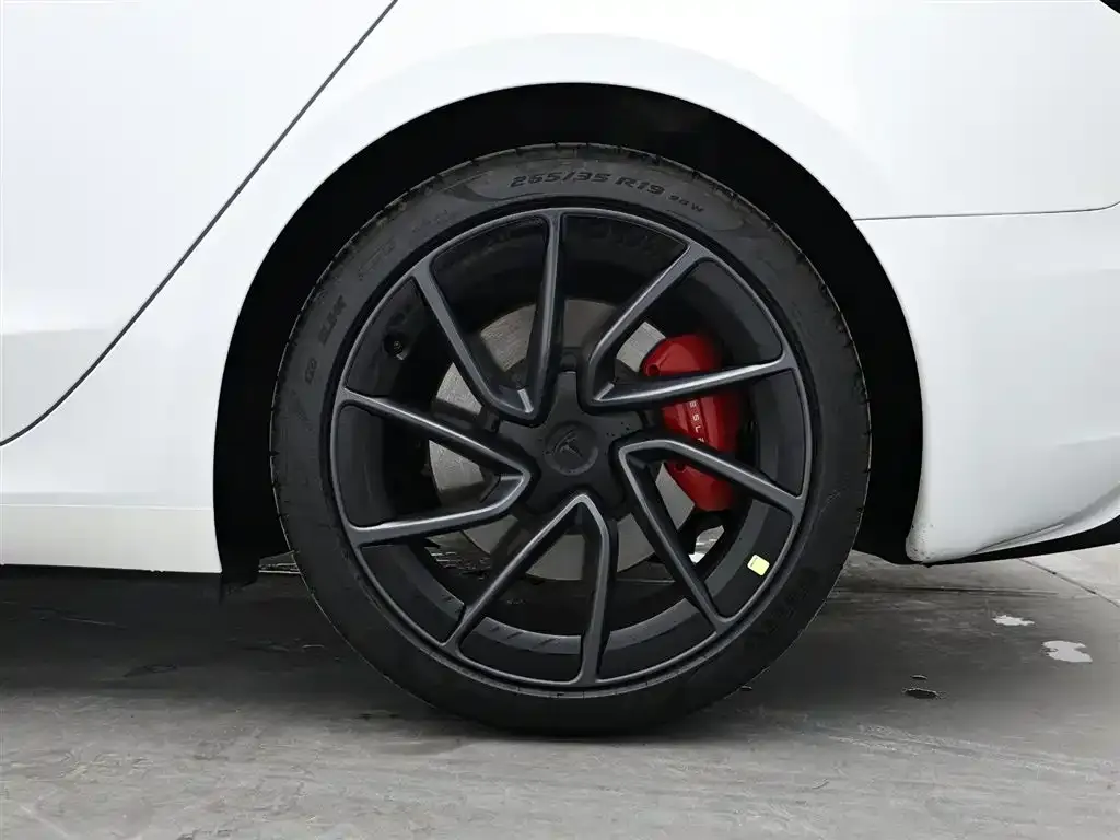 Tesla Model 3 — фото 3