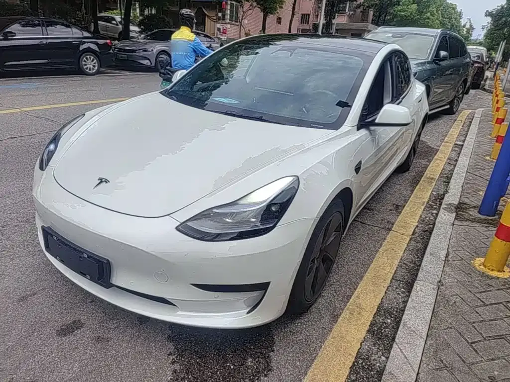 Tesla Model 3 — фото 1