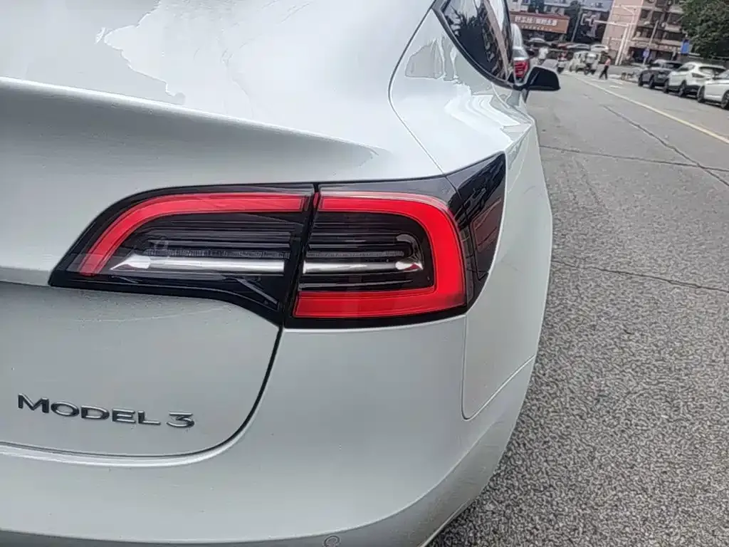 Tesla Model 3 — фото 4