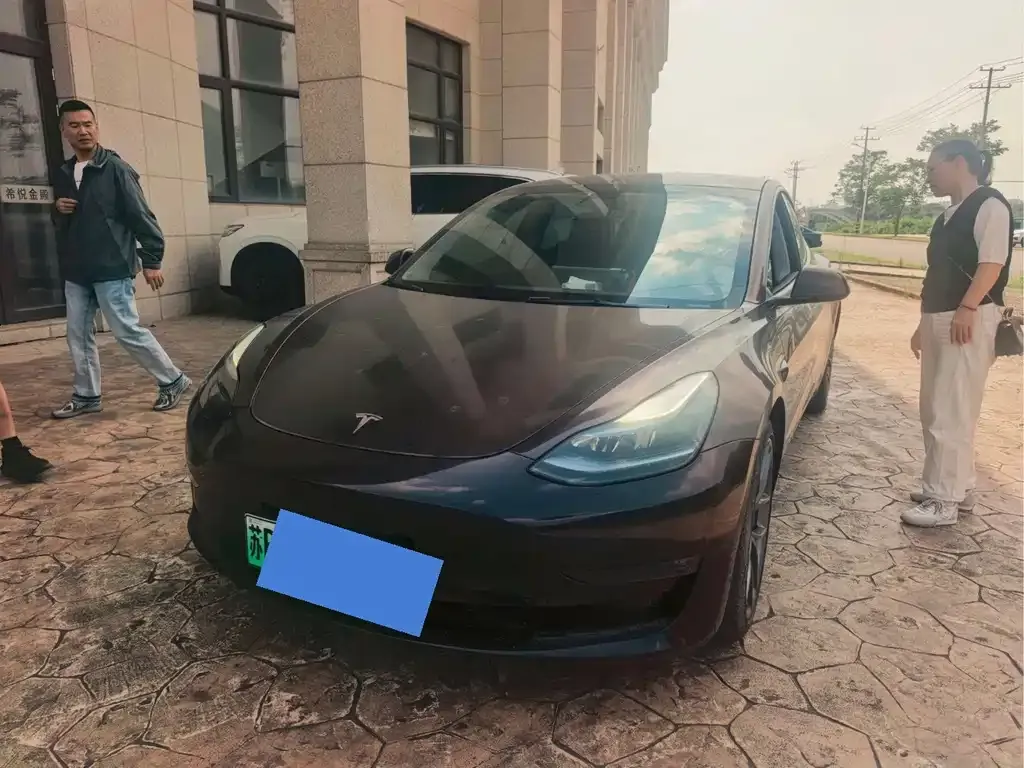 Tesla Model 3 — фото 1