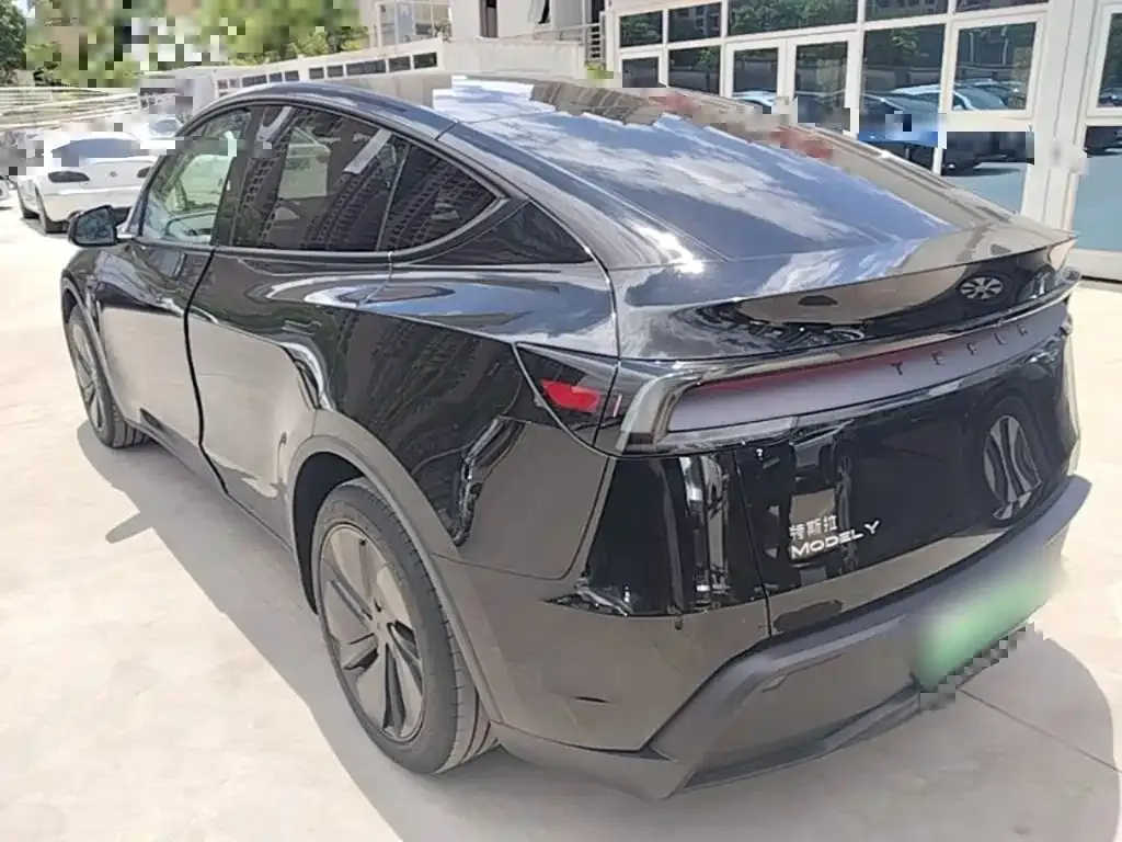 Tesla Model Y — фото 6