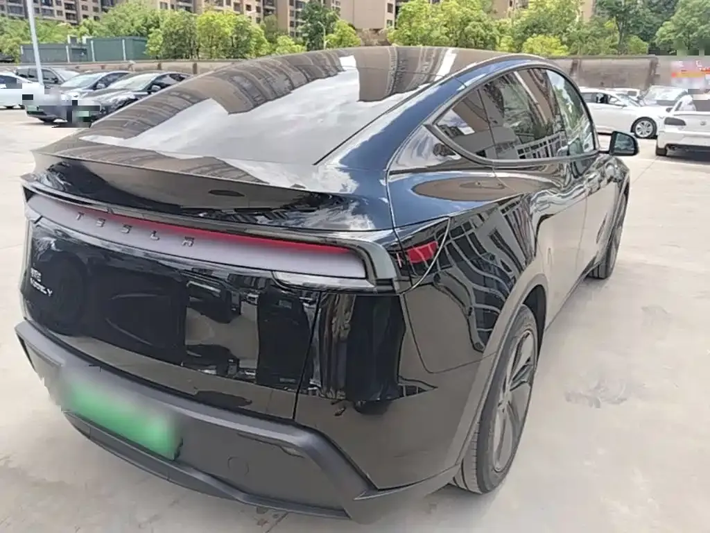 Tesla Model Y — фото 10