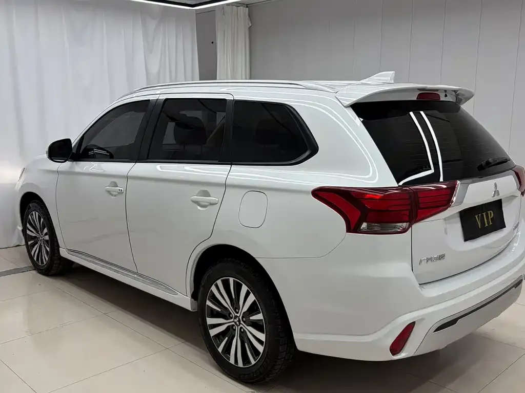Mitsubishi Outlander — фото 7