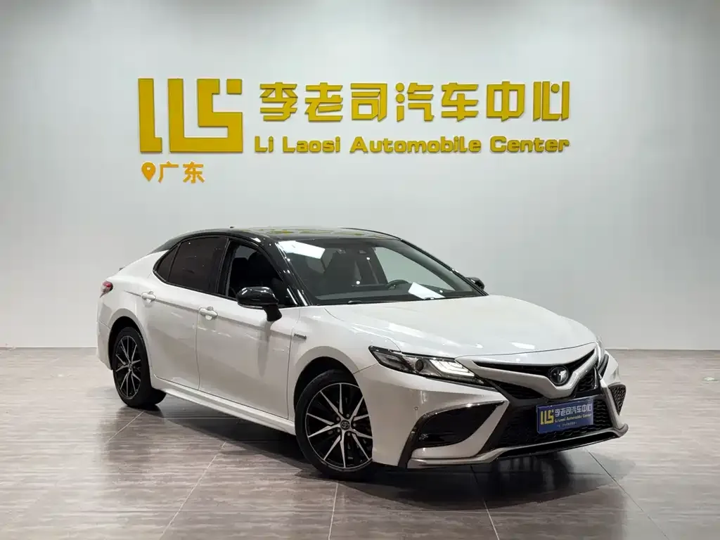Toyota Camry — фото 2