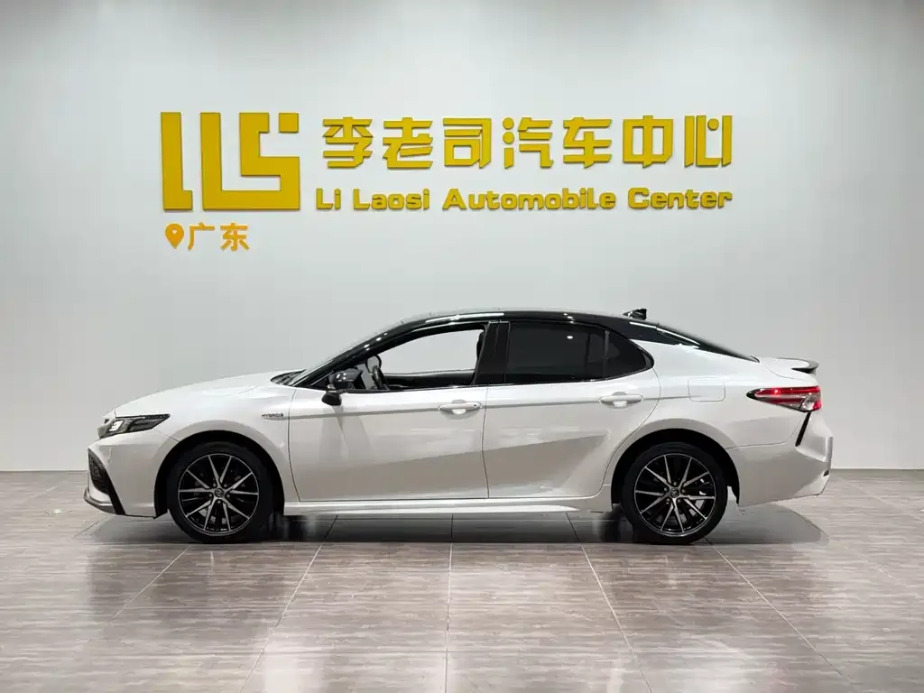 Toyota Camry — фото 5