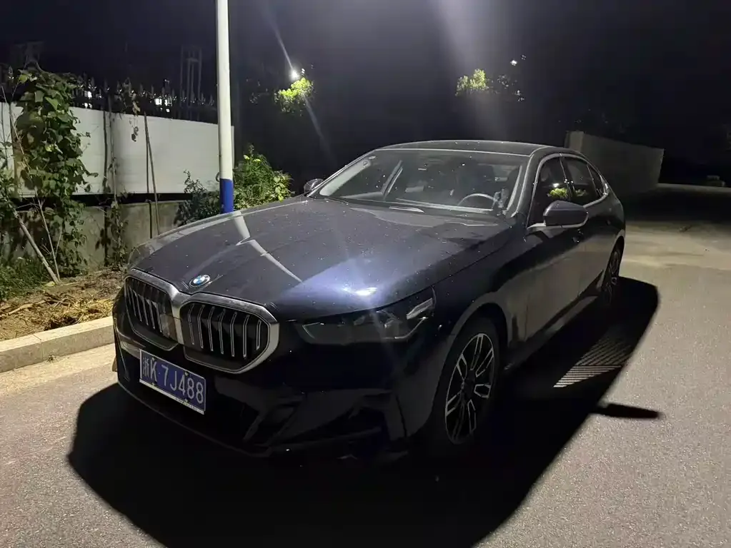 BMW 5 Series — фото 1