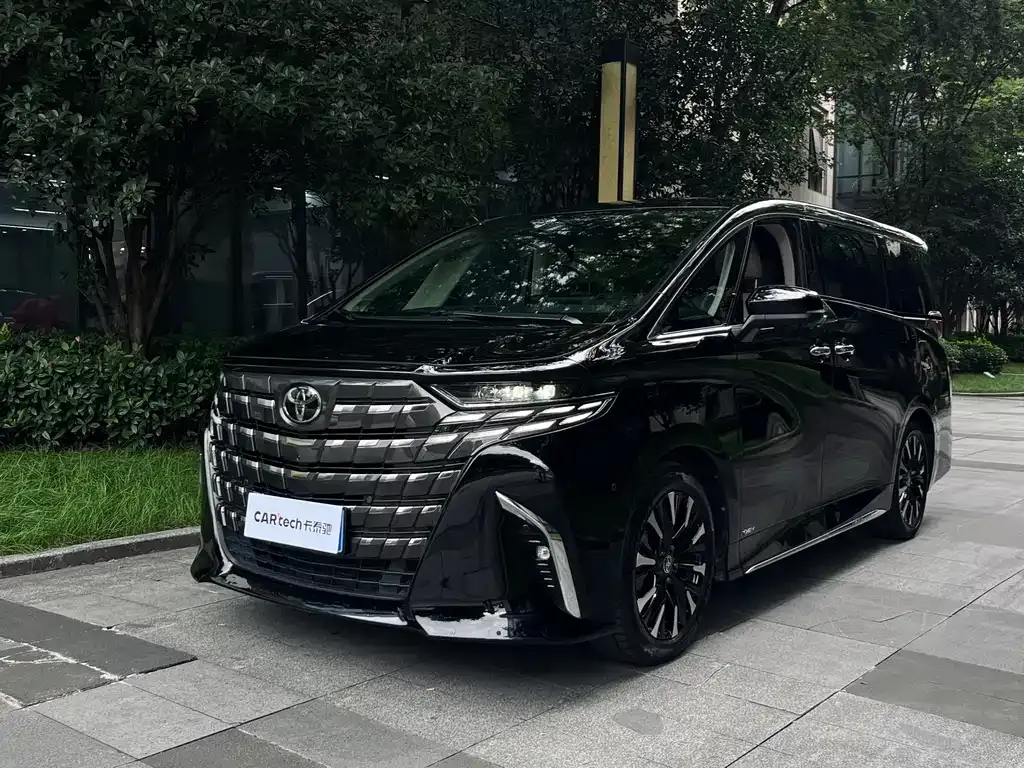 Toyota Alphard — фото 1