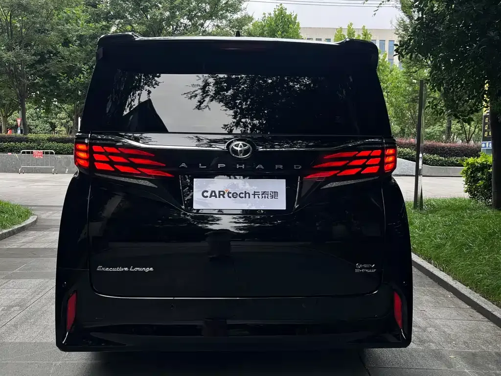 Toyota Alphard — фото 9